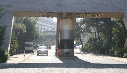 Başbakan Erdoğan, ailesiyle birlikte 30 Aralık gecesi gizlice Antalya'ya geldi. Belek'teki Rixos Premium Otel'e yerleşen Başbakan Erdoğan'ın yeni yılı burada karşılayacağı öğrenildi.