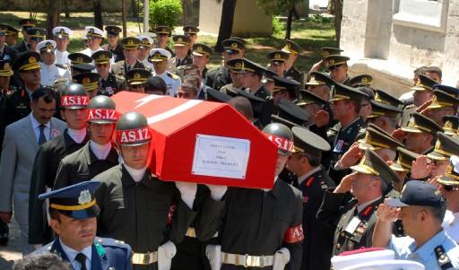 Erzurum'da tatbikat sırasında şehit olan Piyade Çavuş Murat Elitok, İstanbul'da toprağa verildi.