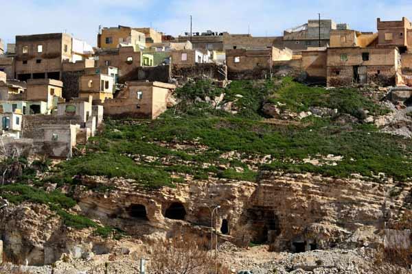 Şanlıurfa'da, Balıklıgöl yerleşkesi ile ''Amazon Kralıceleri''nin av sahnelerinin tasvir edildiği kazı alanının yakınlarında bulunan gecekonduların yıkılmasıyla gün yüzüne çıkarılacak 2 bin yıllık mağara ve şehir surları, turizme kazandırılacak.