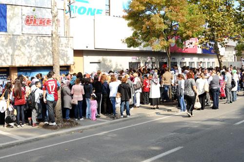 <strong>12-</strong> Kuyruğa giren karaborsacı çocuklar tarafımızca tespit edilmiş, uzaklaştırılmak istenirken bize bıçak çekmişlerdir. Bunlar tarafımızca gözetim altına alınmış daha sonra polise teslim edilmiştir.


<br><br><br><strong>(Milliyet)</strong>