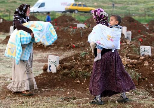 Mardin'in Mazıdağı ilçesine bağlı Bilge köyünde 3 gün önce yaşanan ve 44 kişinin ölümüne yol açan saldırının matemi sürüyor.
