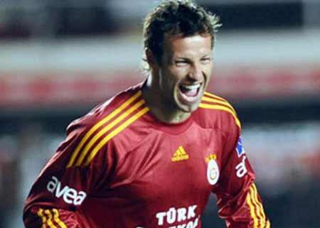 LUCAS NEİLL
Sezon sonunda bitecek olan sözleşmesi uzatılmadığı için sürekli izin alarak antrenmanlara katılmaması bardağı taşırıyor. Yönetim gelecek yıl için tam kararını vermedi. Gelecek yeni hocanın isteğine göre kalıp kalmayacağına karar verilecek.