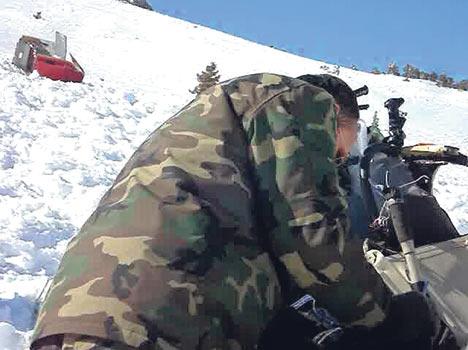 Cumhurbaşkanı Gül'ün, 'Helikopterdeki beyni keçiler sökmedi!' diyerek şüphelerini dile getirdiği kayıp cihazların sökülme görüntülerine ulaşıldı. Muhsin Yazıcıoğlu'nun helikopterinin düşmesiyle ilgili soruşturmanın seyrini değiştirecek videoda, dört subay var. Biri cihazları sökerken, ikisi onu izliyor. Bir asker ise görüntü çekiyor.