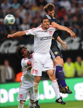 Sivasspor, Şampiyonlar Ligi 3. Ön Eleme turunda Anderlecht'e Belçika'da farklı yenildi. 5-0'lık maçta Yiğidolar'ın kaleye şutu bile yok...