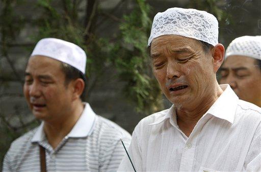 Doğu Türkistan'ı işgal ederek adını Sincan Uygur Özerk Bölgesi ilan eden Çin bu hafta olaylar nedeniyle Cuma namazı kılınmasını yasakladı ama halk yasağı tanımadı. Namaz sonrası olaylar çıktı.