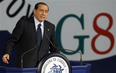 G-8 toplantısı, liderlerin aile fotoğrafı çektirmelerinin ardından İtalya Başbakanı Berlusconi'nin düzenlediği bir basın toplantısıyla sona erdi. Zirveye liderlerin çapkın bakışları damga vurdu.