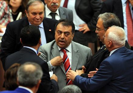 Muhalefetin karşı çıkarak görüşmelerini engellediği ve üzerindeki müzakerelere 12 Mayısta başlanan Suriye sınırındaki mayınların temizlenmesini öngören yasa tasarısı, TBMM Genel Kurulunda kabul edilerek yasalaştı.
