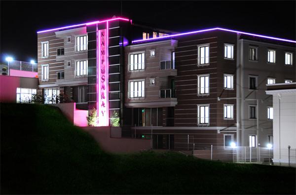 Dünyada ilk kez uygulanan bir model ile yurt klasmanında çıtayı yükselterek 5 yıldızlı otel konforunda hizmet veren Kampüsaray, öğrencilere özel banyo, tuvalet, buzdolabı,televizyon ve telefonu olan farklı oda seçenekleri sunarken, yüzme havuzu, sauna, bilardo ve spor salonu gibi yurtlarda alışık olmadığımız çeşitli aktivitelerden de ücretsiz olarak yararlanma imkanı sağlıyor. Adan Zye bir öğrencinin ihtiyacı olan her şeyin sağlandığı bu lüks yurtta özürlü öğrenciler içinde çift asansör ve özel banyolar gibi detaylar da yer alıyor.