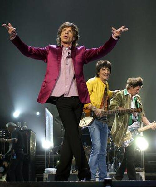 <p><strong><span style="color: #0000ff;">Rolling Stones</span></strong></p><br><br>
<p>Mick Jagger şu anda SuperHeavy isimli yeni projesiyle gündemde. Bu onun Rolling Stones dışında üyesi olduğu ilk grup. Ama sorun yok. Gelecek yıl 50'nci yılları şerefine yapacakları turneyi planlıyorlar. Onlar dünyanın en büyük rock'n roll grubu ve ne dağılmaya ne de müziği bırakmaya niyetleri var. Yaşadıkları sürece bir aradalar.</p><br><br>
<p>Neden dağılmazlar? Çünkü hâlâ bir araya geldiklerinde iyi müzik yapıyorlar ve onlara gösterilen ilgi hiçbir zaman tükenmiyor.</p>