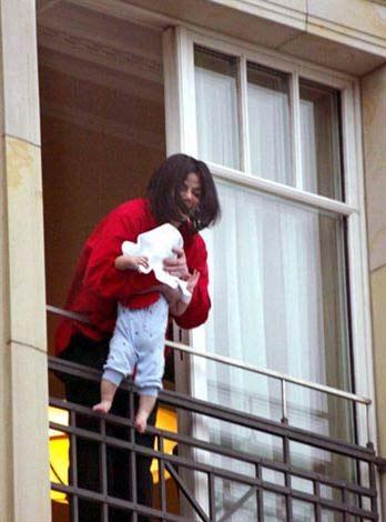 Berlin'de bulunduğu sırada minik oğlunu balkondan sallandıran Jackson'ın bu davranışı uzun süre tartışılmıştı.