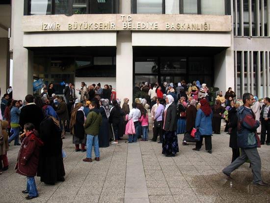İzmir Büyükşehir Belediyesi'nin 8 Mart Dünya Kadınlar Günü dolayısıyla 200 TL yardım çeki dağıtacağını duyanlar, belediye binası önüne akın etti.