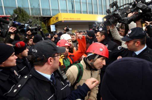 Greenpeace üyesi 6 kişi, ''nükleer santral ihalesini'' protesto etmek için Kızılay'daki gökdelene çıktı. 6 eylemci, polisin müdahalesi üzerine eylemlerini sonlandırdı. İşte o anlar: