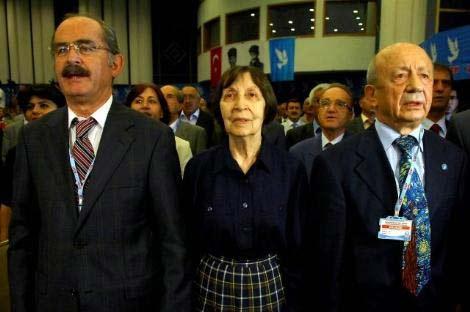 DSP'nin Olağanüstü Kurultayında, genel başkanlık seçimi için oylamaya geçildi. 16 genel başkan adayınından 9'u çekilirken adayların konuşmaları sırasında sert tartışmalar yaşandı.