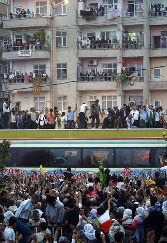 Kendilerine "barış grubu" diyen 34 PKK'lıyı karşılamak için Diyarbakır'da dün akşam onbinlercu kişinin katıldığı bir miting düzenlendi. Grubun alana girişi sırasında sloganlar atıldı, meşaleler yakıldı.