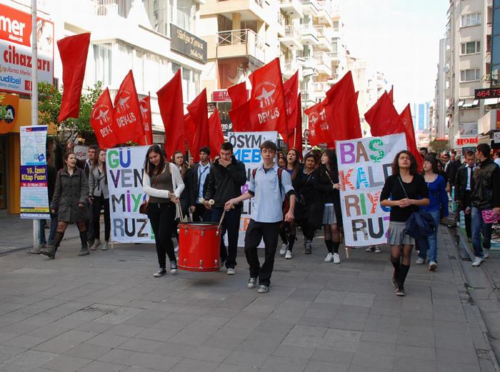 İZMİR'DE YUMURTALI YGS EYLEMİ