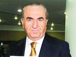 <p><strong><span style="text-decoration: underline;">Avni Çelik: <br /></span></strong><br />Sinpaş Grubu Yönetim Kurulu Başkanı Avni Çelik, 300 yıllık bir tarihi geçmişe sahip olan Beykoz’daki Kadim Rıfat Paşa Yalısı’nda oturuyor. Kanlıca vapur iskelesi ile Sahafl ar Yalısı arasında yer alan bu yalı; 18’inci yüzyılda Rıfat Paşa’nın babası Hacı Ali Bey tarafından yaptırılmış. Yalıyı daha sonra Sultan 2’inci Abdülhamit’in kız kardeşi Cemile Sultan satın almış. Rıfat Paşa da Çubuklu’da deniz kenarındaki bir araziyi satın alarak buradaki körfezi doldurmuş, harem ve selamlıktan ibaret büyük bir yalı yaptırmış. Kadim Rıfat Paşa Yalısı, Cemile Sultan’ın mülkiyetinde iken 1871 yılında yanmış, yangından arta kalan selamlık bölümü 19’uncu yüzyılın başlarına kadar ayakta kalmış. Daha sonra bu araziyi Yağcı Hacı Şefi k Bey ile ortağı satın almış. Yalı arazisi daha sonra Ankara Büyükşehir eski belediye başkanlarından Vedat Dalokay’ın çocukları tarafından satın alınmış. Çelik ise yazlık sinema olarak kullanılan, yalı arazisini 1990’lı yılların başında satın almış. 4 bin 250 metrekare bahçe içerisinde; 680 metre alana sahip yalının yeniden inşası yedi yıl sürmüş.</p>