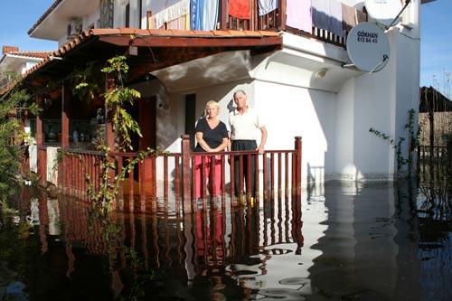 Muğla'nın Fethiye ilçesinde önceki gün etkili olan yağış nedeniyle yabancıların kaldığı villaları su bastı. Taşan kanallar, Fethiye'de Venedik'i aratmayan görüntüler oluşmasına neden oldu.