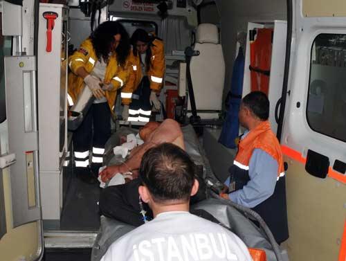 İhbar üzerine olay yerine gelen polis, ağır yaralanan Yigit G.'yi hastaneye gönderdi