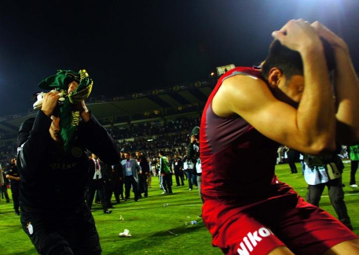 Galatasaray maçındaki küfürlü tezahüratlar, sahaya giren taraftarlar ve atılan yabancı maddeler nedeniyle Beşiktaş'a ceza gelmesi bekleniyor.