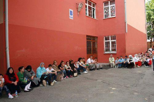 Öğrenci ve velilerde SBS heyecanı: Sabahın erken saatlerinde çocuklarıyla birlikte okullara koşan veliler, çocukları ile okul bahçesinde sınav başlayana kadar büyük bir sabırsızlık içinde bekledi.