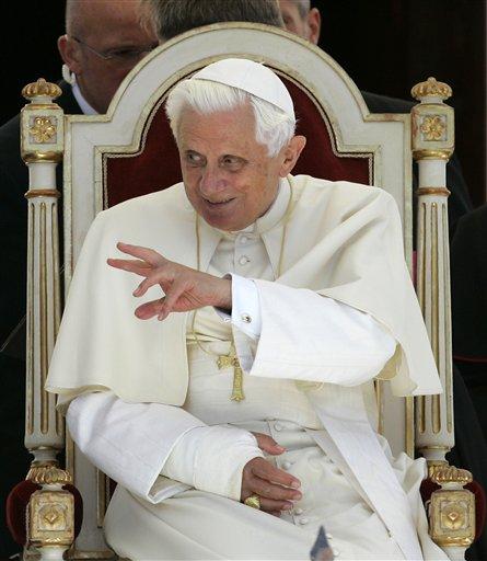 Cuma günü yataktan düşerek sağ el bileğini kırarak tedavi gören Papa, bugün kırık kolu ile ilk kez halkın karşısına çıktı ve geleneksel Pazar ayinini yönetti.
