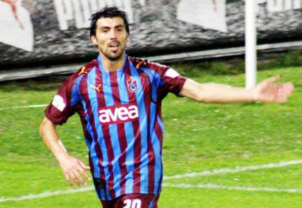 CEYHUN ERİŞ-Galatasaray alt yapısından &ccedil;ıktığında takımda bir Hagi vardı. En &ouml;nemlisi futbol ma&ccedil;ları tek topla oynanıyordu. Ceyhun, bunun sonrasında T&uuml;rkiye turuna &ccedil;ıktı. Fenerbah&ccedil;eden bile ge&ccedil;ti. Milli olmak i&ccedil;in de 33 yaşına kadar bekledi.