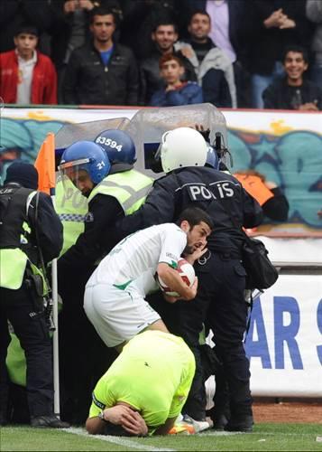 Turkcel Super Lig'de oyananan Diyarbakırspor - Bursaspor maçında Diyarbakırspor taraftarları sahaya yabancı maddeler atmış, karşılaşmanın yan hakemi atılan bir taşla yaralanmıştı.