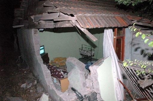 Adapazarı'nda ehliyetsiz ve alkollü kadın sürücünün otomobili bir eve çarptı. Çöken duvarın altında kalan baba ve 9 yaşındaki kızı öldü, eşi ve 3 yaşındaki oğlu yaralandı.