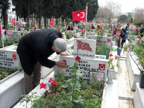 Arefe günü şehitlikler doldu, taştı