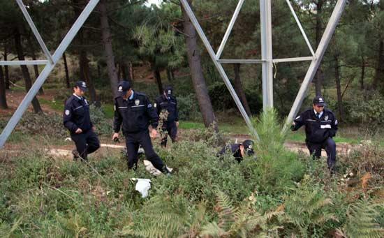 Polis, Yigit G.'yi hastaneye gönderdikten sonra kesilen parçayı bulmak için uzun süre ormanlık alanda arama yaptı.