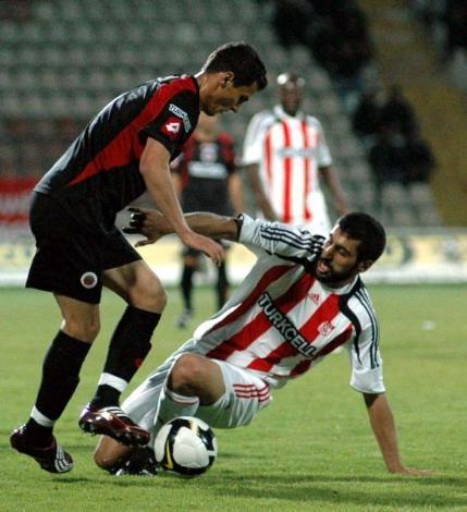 Sivasspor, evinde öldü öldü dirildi. İlk yarıyı yenik kapayan ev sahibi maç sonunda 3 puanı hanesine yazdırmayı bildi. Gençlerbirliği ise yenilmesine rağmen büyük sevinç yaşadı.