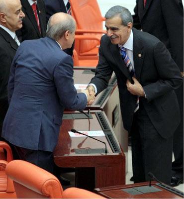 23. DONEM 1. YASAMA YILININ BASLAMASI DOLAYISIYLA TBMM ILK TOPLANTISINI YAPMISTI. YEMIN TORENI ONCESI DTP MARDIN MILLETVEKILI AHMET TURK (SAGDA), MHP GENEL BASKANI DEVLET BAHCELI'NIN (SOLDA) YANINA GELEREK TOKALASMISTI. (18/12/2007 - ANADOLU AJANSI - HAMZA SAHIN)