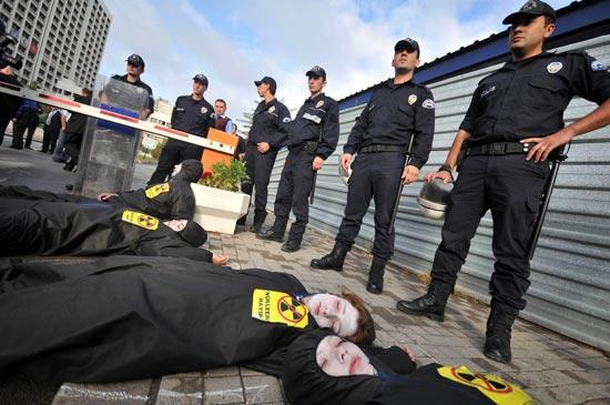 ''Küresel Eylem Grubu'' ve Greenpeace üyesi bir grup, nükleer santral ihalesini Enerji ve Tabii Kaynaklar Bakanlığı önünde protesto etti.