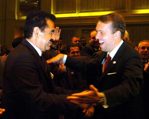 Yedi &ccedil;ocuklu fakir bir ailenin &ccedil;ocuğu olan Tatlıses, inşaatlarda demir ustası olarak &ccedil;alıştı.