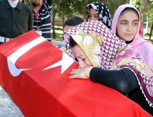 Erzurum'da tatbikat sırasında şehit olan Piyade Çavuş Murat Elitok, İstanbul'da toprağa verildi.