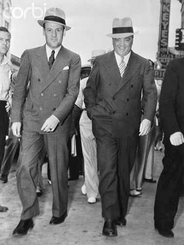 Edgar Hoover, Clyde Tolsonu 1930 yılında FBI başkan yardımcısı yaptı. İkili ondan sonra hiç ayrılmadı
