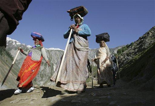 Hindular her yıl deniz seviyesinden 14.500 feet (4420 metre) yükseklikteki mağaraya çileli bir yolculuk yaparak hacı oluyor. Şri Amarnath Tapınağı Hindu inancına göre Tanrıları Kral Şivanın yeniden dirileceği mekan.