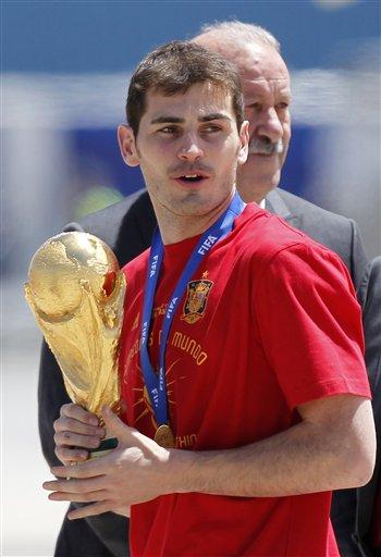 Boğaların kaptanı kaleci İker Casillas, kupada 433 dakika gol yemeyerek Dünya Kupalarında en uzun süre gol yemeyen İspanyol kaleci oldu. Turnuvada 2. tur maçlarından itibaren hiç gol yemeyen Casillas, Hollanda ile oynanan ve 120 dakika oynanan finalde de kalesinde rakip golcülere geçit vermedi.