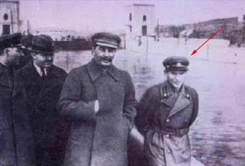 İlk fotoğrafta Stalinin yanında g&ouml;r&uuml;len gen&ccedil; ikinci fotoğrafta yok edilmiş. Bilindiği kadarıyla sadece fotoğrafta değil aynı zamanda idam edilerek ger&ccedil;ek anlamda ortadan kaldırıldı.