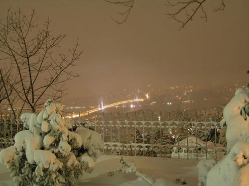 Yılın ilk etkili kar yağışının İstanbul'da etkili olması ünlü isimleri çok sevindirdi. Ünlüler bulundukları semtlerden çektikleri kar fotoğraflarını sosyal paylaşım siteleri üzerinden takipçileriyle paylaştılar. İşte o fotoğraflar...