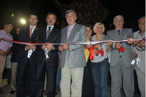 Konser öncesinde Kocaeli Büyükşehir Belediye Başkanı İbrahim Karaosmanoğlu, Osman Hamdi Bey'in Hayatı ve Eserleri konulu fotoğraf sergisinin açılışı yaptı. Karaosmanoğlu, "Osman Hamdi Bey, bu tablosu ile bürokrasiyi eleştirmiş ve bürokratların kaplumbağa hızıyla iş yapmasını hicvetmiştir. Günümüz Türkiyesi'nde çok şükür bürokrasinin hantallığı yerini aktif çalışma ve dinamizme bırakmaktadır" dedi.