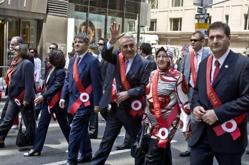 New York'ta 28'inci geleneksel Türk Günü Yürüyüşü ve Festivali büyük bir coşkuyla yapıldı. Törenlere F.Bahçe, G.Saray, Beşiktaş, Trabzon ve Karşıyaka taraftarları damga vurdu.