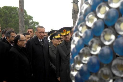 Başbakan Erdoğan ve İlker Başbuğ Şehitler Abidesi'ne ziyarette bulundu. Erdoğan yaptığı konuşmada kahramanlığa vurgu yaptı.
