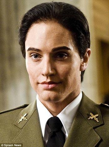 Angelina Jolie'nin yeni filmi Salt'taki inanılmaz değişiminin fotoğraflarını İngiliz Daily Mail gazetesi yayınladı.