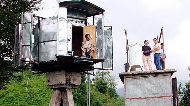 Rüzgarla Dönen Ev: Rizeli mucidin ilk buluşu bu değil. Atasoy daha önce de rüzgarla dönen ev yapmıştı. Karadenizli mucit rüzgârla dönen ev yapmaya, Amerika'da elektrikle dönen bir gazino olduğunu duyduğunda karar vermiş. Bu haberi duyan yaslı mucit, bir gece düşünüp ve ertesi gün rüzgârla donen ev yapmaya koyulmuş.