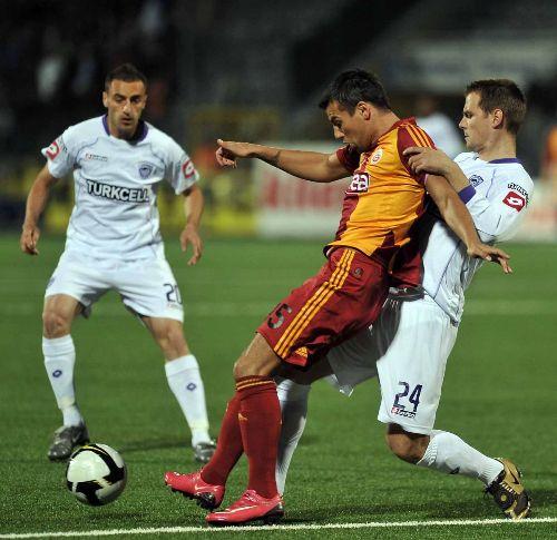 Geçen hafta şampiyonluğa havlu atan G.Saray, UEFA umutlarını sürdürmek istiyordu. Ancak Hacettepe hesapları alt-üst etti.