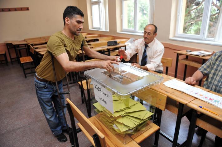 Vatandaşlık görevlerini yerine getirmek için oy kullanacakları okullara gelen ağır bedensel engelli vatandaşlar, yine önce merdiven sonra sandık görevlileri engeliyle karşılaştı.