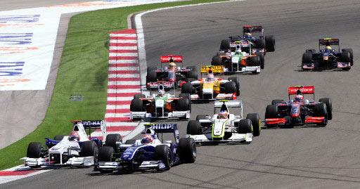 Formula 1 Dünya Şampiyonası'nda sezonun 7. yarışı ING Türkiye Grand Prix'si İstanbul Park Pisti'nde yapıldı. Yarış son sürat giden çılgın pilotları kadar ilginç görüntüleriyle güne damgasını vurdu.