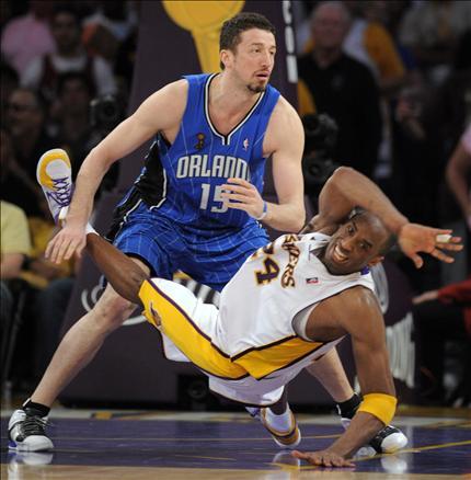 Milli basketbolcumuz Hidayet Türkoğlu'nun 22 sayısı atarak devleştiği, normal süresi 88-88 tamamlanan maçta, Los Angeles Lakers Orlando Magic'i 101-96 yendi.