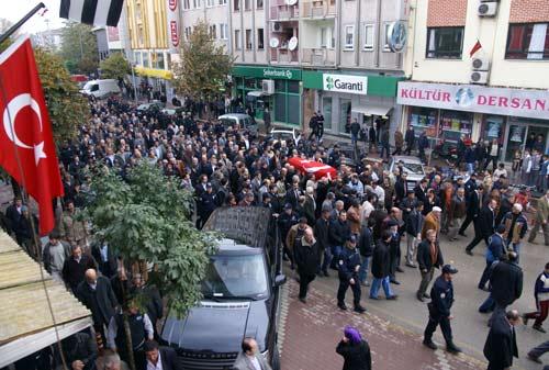 Bursa'da uğradığı silahlı saldırı sonucu hayatını kaybeden eski Bursa Büyükşehir Belediye Başkanı Hikmet Şahin'in cenazesi, İnegöl ilçesinde toprağa verildi.